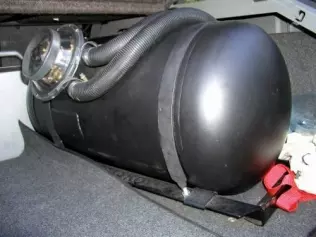 Mocowanie zbiornika gazu wzdłuż osi samochodu. Zbiornik jest dosunięty do przedniej krawędzi ramki (dodatkowo podwyższonej przez dospawanie płaskownika stalowego)